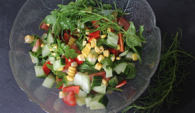 Salat mit frischem Olivenkraut und Mais