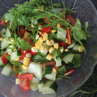 Salat mit frischem Olivenkraut und Mais